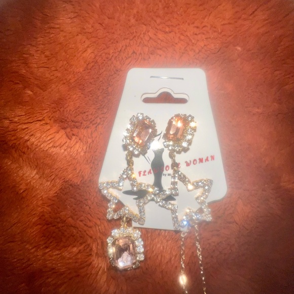 GORGEOUS RHINESTONE and LIGHT PINK CRYSTAL STAR MISMATCHED DANGLE EARRINGS - Picture 5 of 7